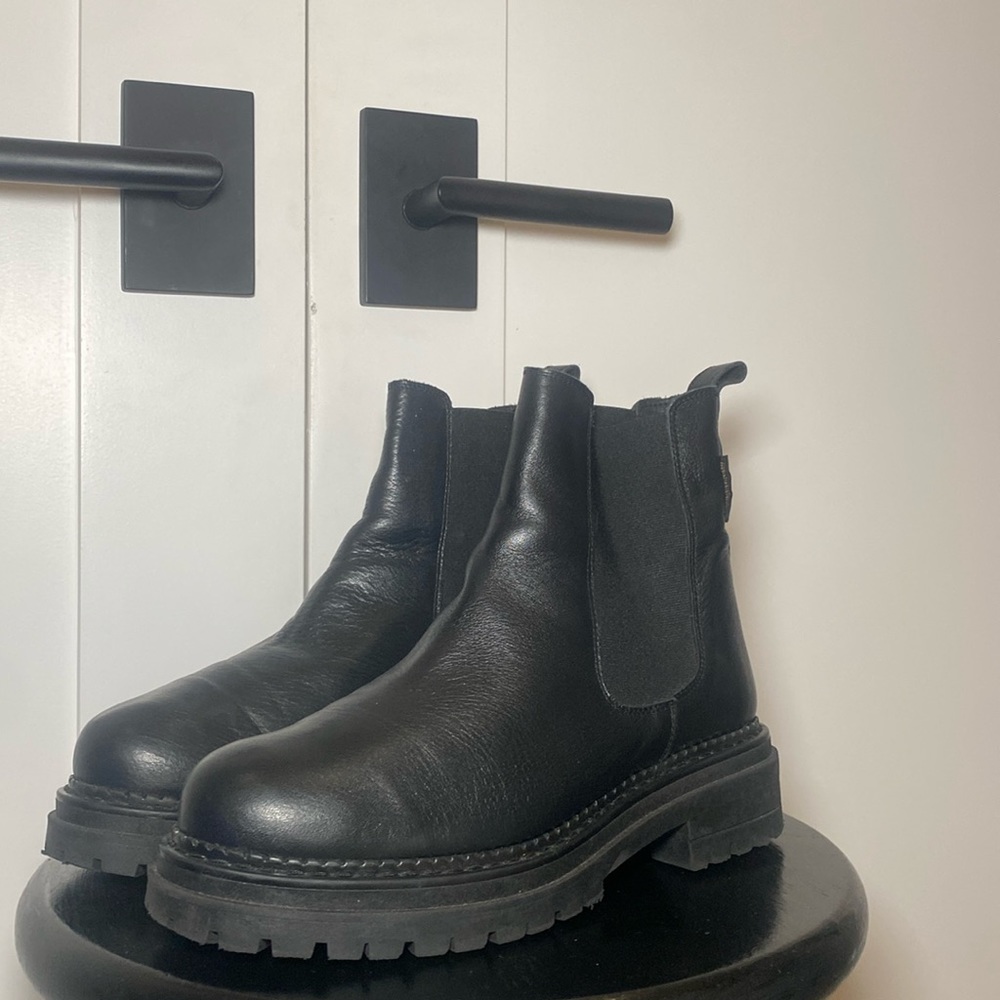 Rusell&Bromley combat Chelsea boots